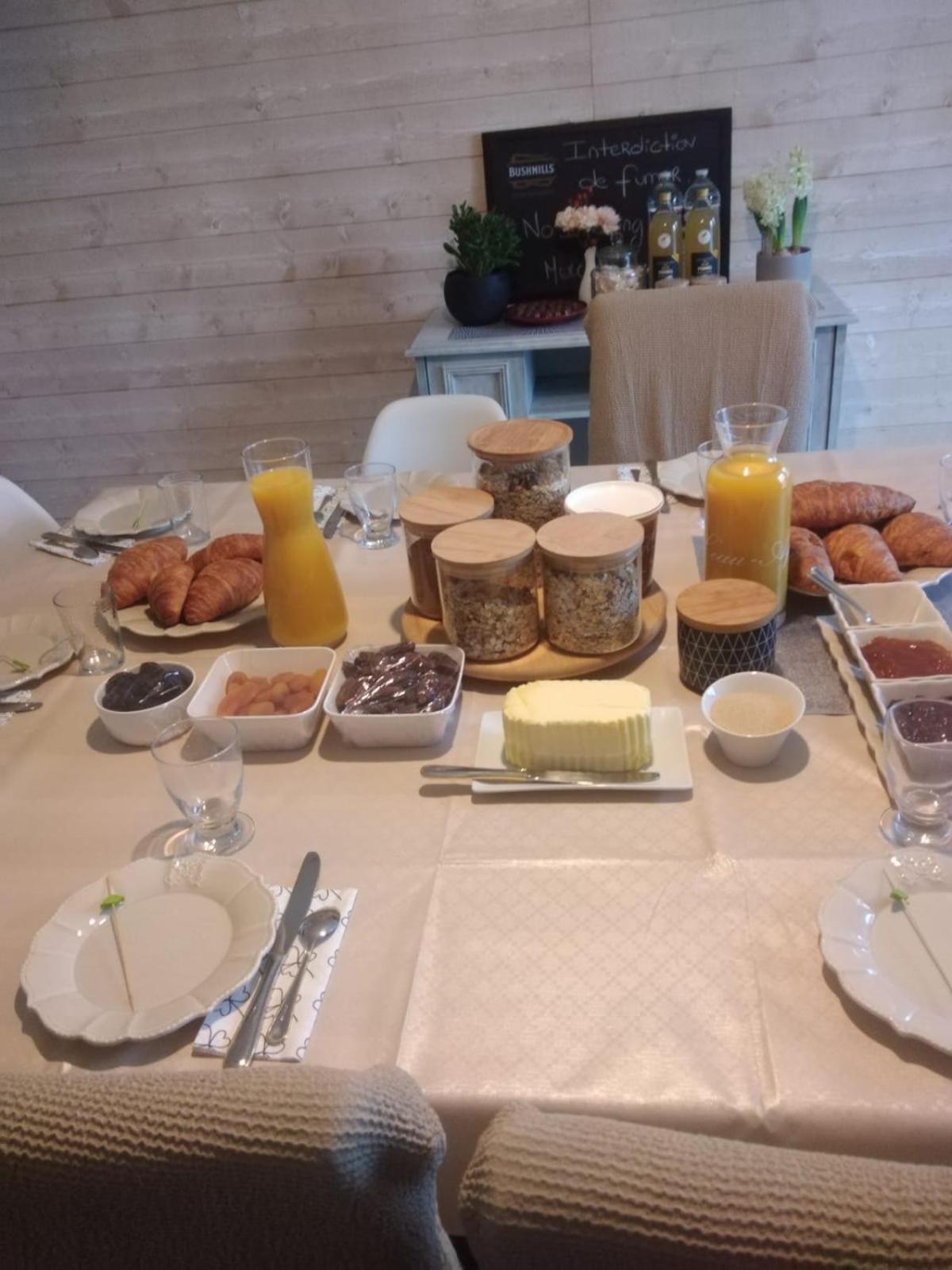 Gite Les Genets Le Vigeant Екстер'єр фото